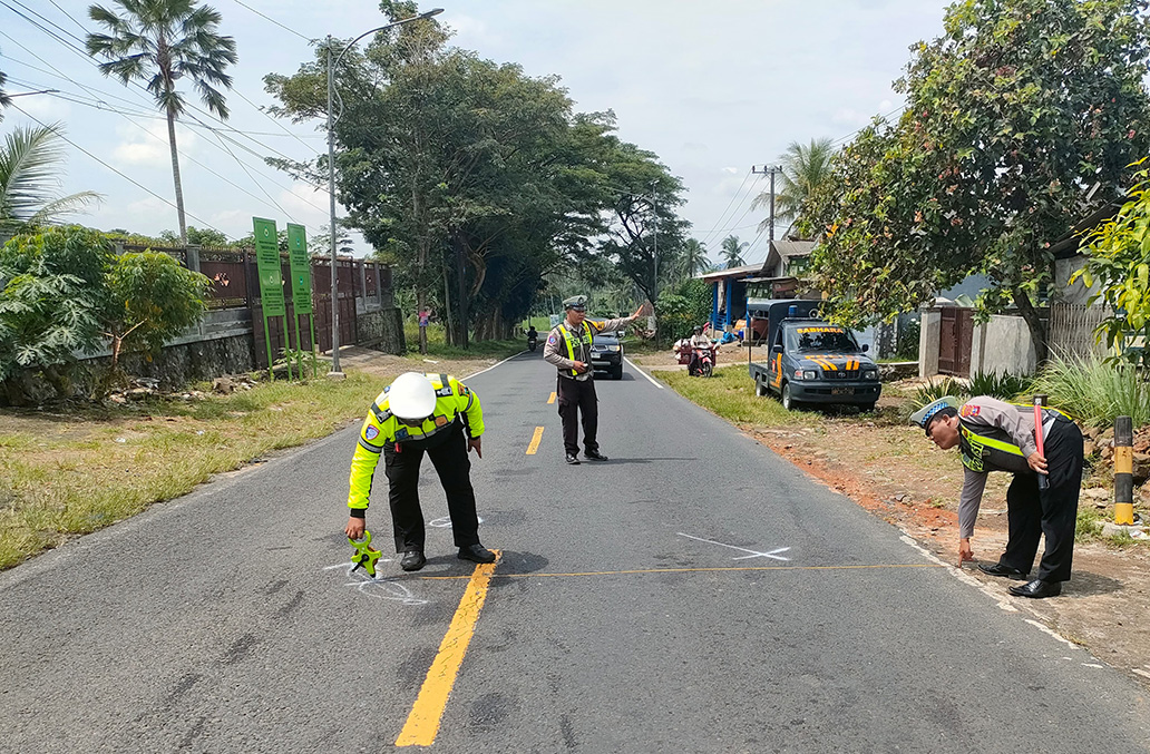 Polisi melakukan olah TKP kecelakaan di Jalan Raya Kaligondo, Kalibaru, Banyuwangi. (Polsek Kalibaru)