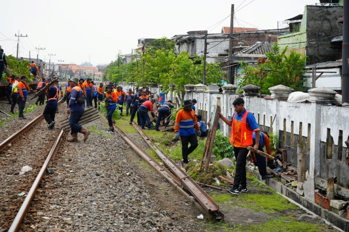 PT KAI Daop 8 Surabaya gelar aksi bersih jalur KA untuk mencegah gangguan keselamatan perjalanan.