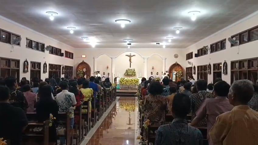 PERINGATI: Umat Katolik Gereja Katolik Paroki Maria Ratu Para Rasul, Dusun Sumberjati, Desa Grajagan, Kecamatan Purwoharjo rayakan paskah pada Sabtu (19/4) malam.