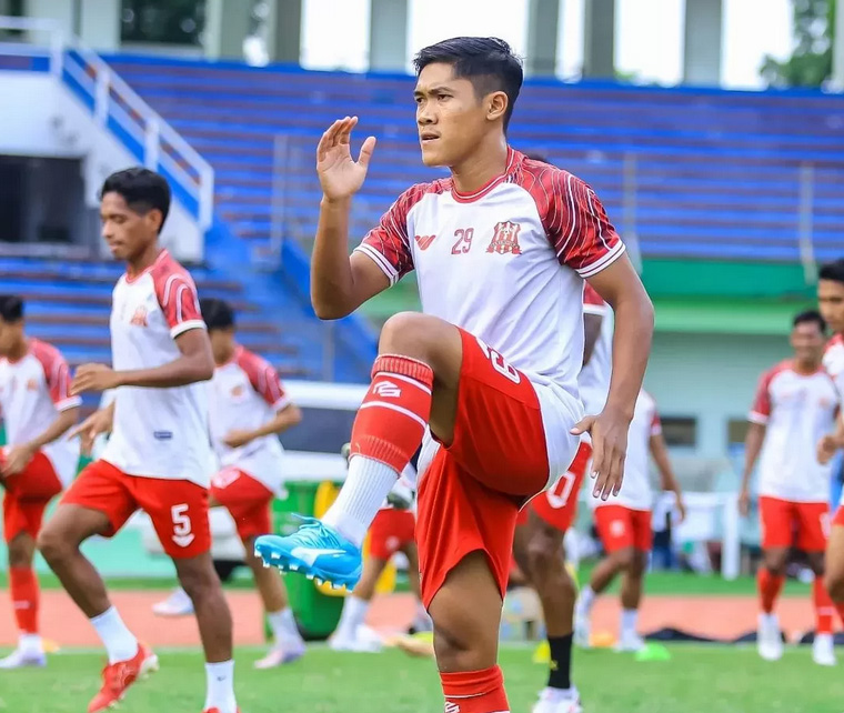 Pemain Deltras FC berlatih di Stadion Gelora Delta Sidoarjo. Mereka berencana pindah home base. (Istimewa)