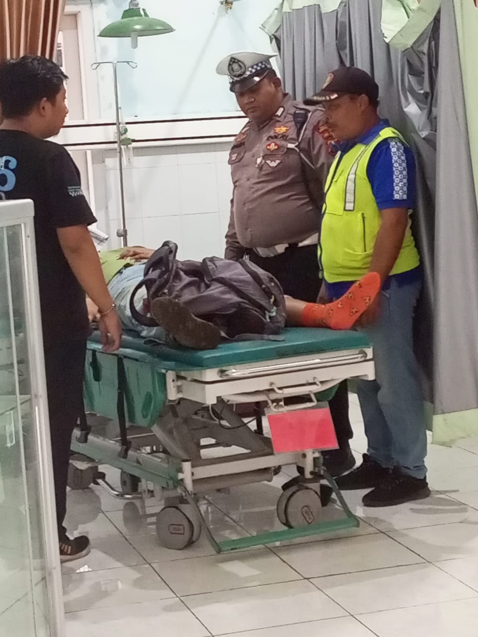 DIRAWAT: Turis asal India saat mendapatkan perawatan di Puskesmas Licin usai alami kecelakaan
