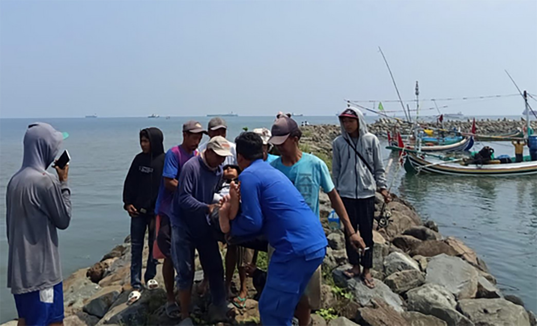 Warga Bondowoso yang meninggal saat mancing dievakuasi dari perairan Kalbut, Situbondo. (Khoirul Rizal/Radar Situbondo)