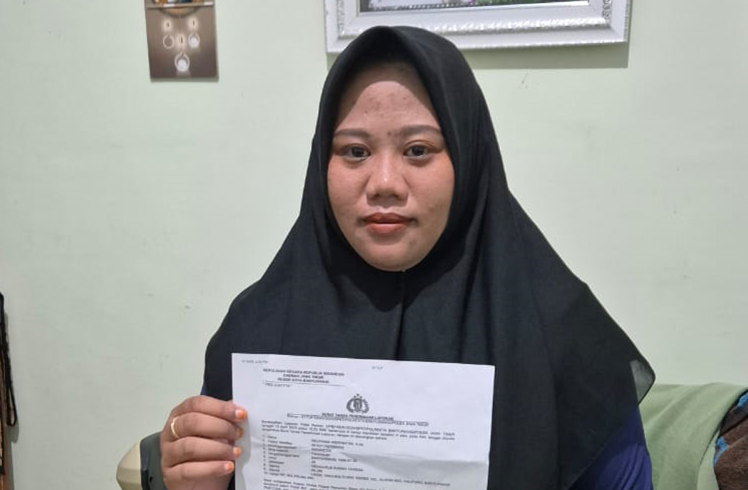 Selvi menunjukkan laporan yang dilayangkan ke Mapolresta Banyuwangi terkait hilangnya kalung milik anaknya, Minggu (20/4).