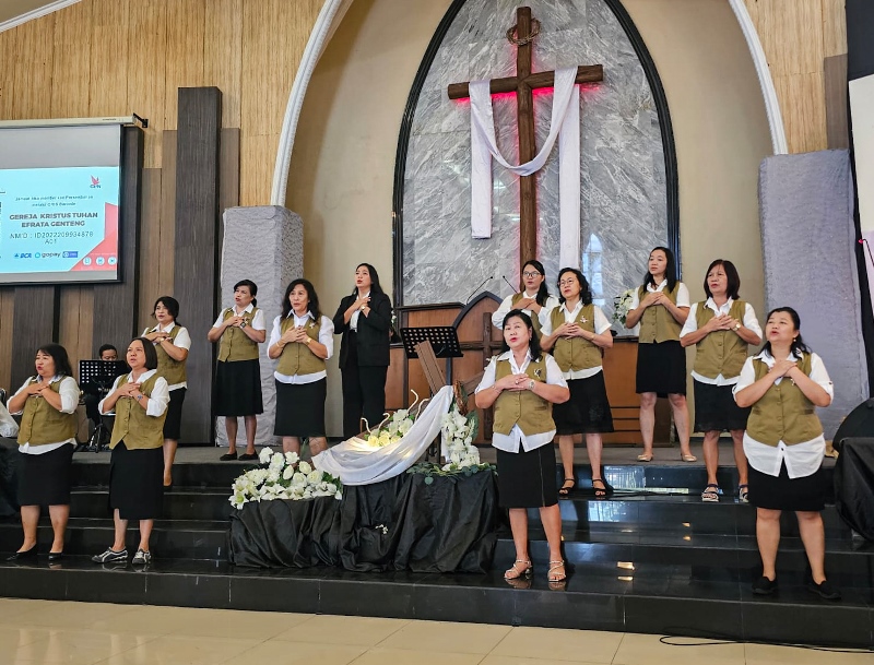 PROSESI: Ratusan umat Kristen di Kecamatan Genteng merayakan Paskah di GKT Efrata, Desa Genteng Kulon, Kecamatan Genteng kemarin (20/4).