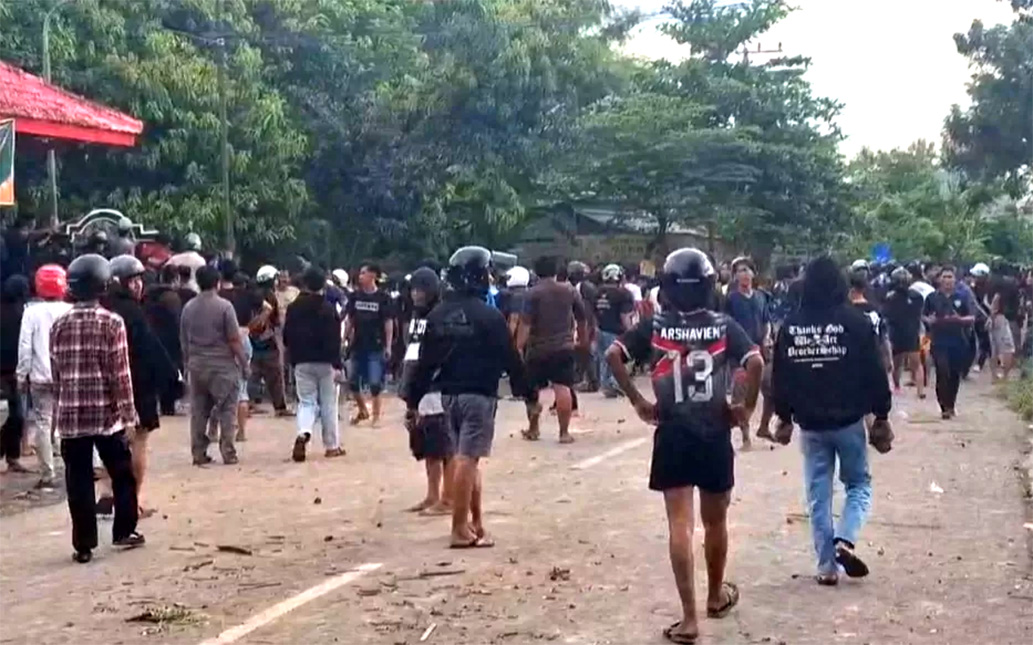 Dua kelompok perguruan pencak silat terlibat bentrok dan saling lempar batu di Madigondo, Magetan, Minggu sore (20/4). FOTO: TANGKAPAN LAYAR