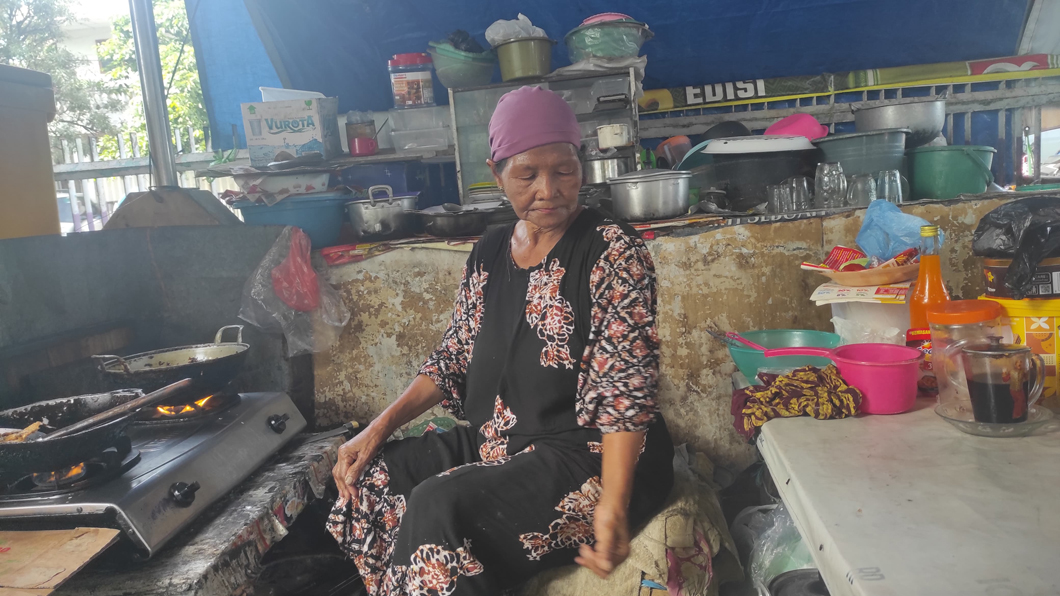 PEJUANG KELUARGA: Sumiati berada di warungnya, menjual gorengan dan kopi di kawasan Terminal Kota Situbondo, Senin (21/4).