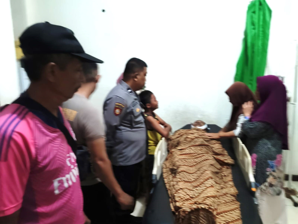 MENINGGAL: Petugas medis di rumah sakit memberikan penanganan kepada jenazah Hanji setelah tersambar petir.