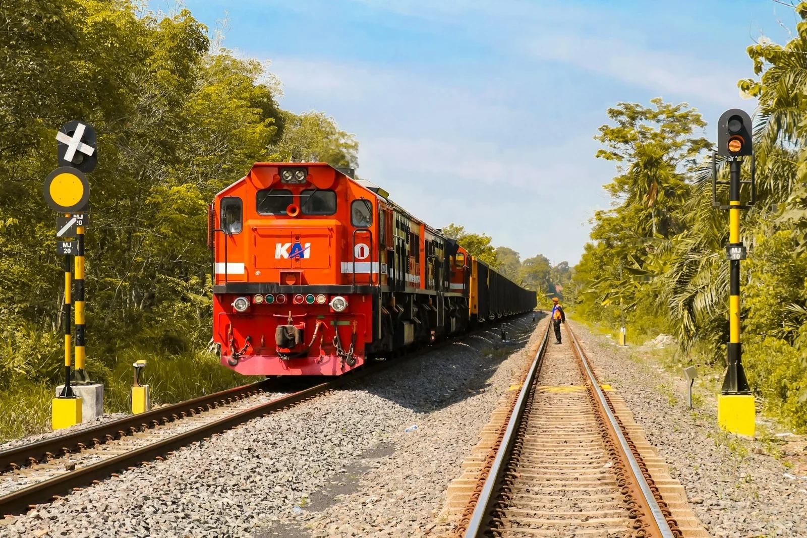 KAI terus memperkuat layanan transportasi dengan investasi jangka panjang dalam pengadaan 27 kereta baru dan lokomotif untuk memenuhi kebutuhan angkutan nasional.