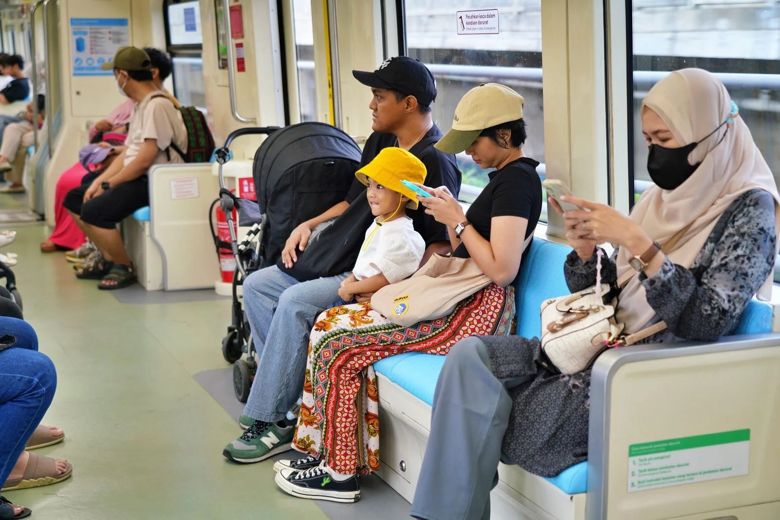 LRT Jabodebek layani 113.606 pengguna selama long weekend Paskah 2025, jadi pilihan utama mobilitas urban yang nyaman dan terjangkau.