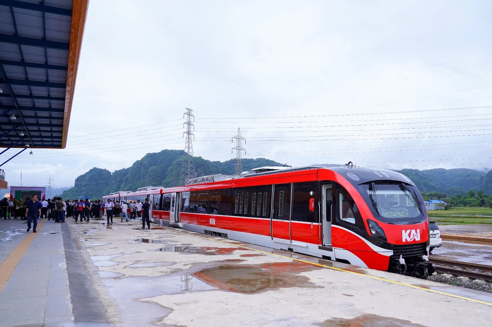 KA Makassar-Parepare catat lonjakan penumpang saat libur Paskah 2025, menjadi transportasi favorit yang dukung pariwisata dan ekonomi lokal.