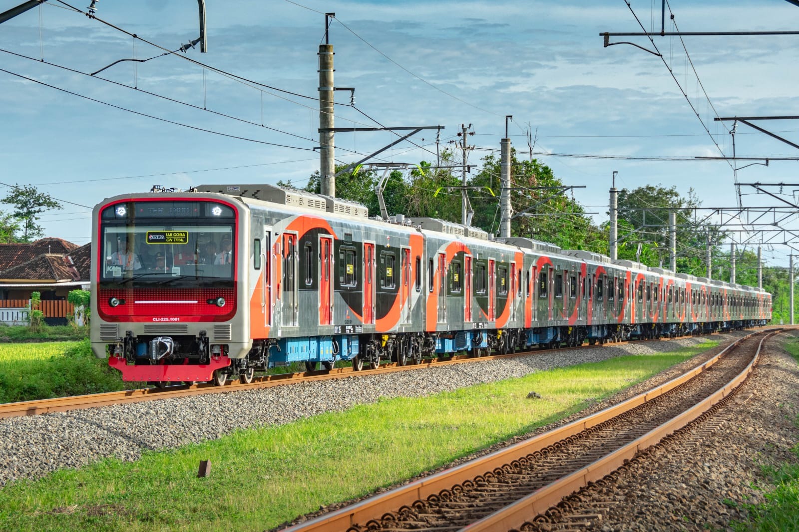 KAI Commuter menerima KRL baru produksi INKA untuk uji dinamis sejauh 4.000 km demi tingkatkan layanan transportasi Jabodetabek.