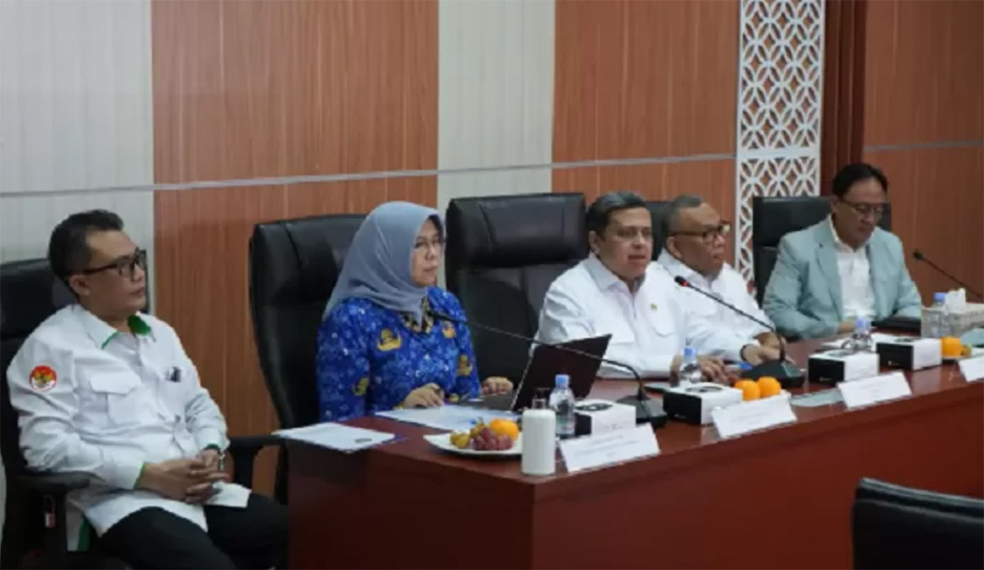KOMUNIKASI: Kepala BPJPH Ahmad Haikal Hasan menjelaskan mengenai temuan sembilan produk olahan yang terdeteksi mengandung babi. (IST)