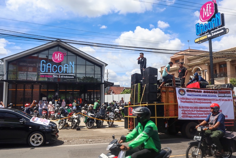 UNRAS: Juru bicara Komunitas Sadar Hukum Sugiarto orasi di depan gerai Mie Gacoan, Desa Genteng Kulon, Kecamatan Genteng Rabu (21/4).