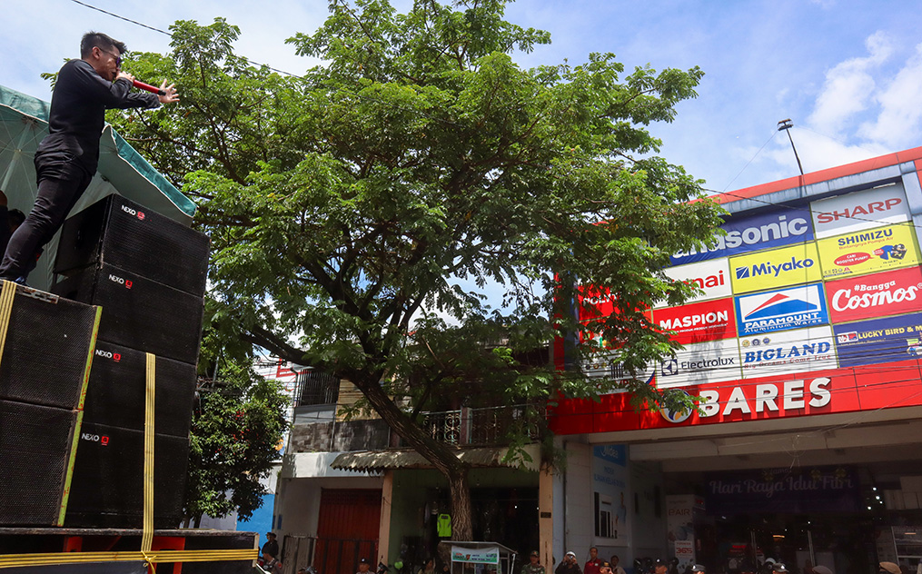 Juru bicara Komunitas Sadar Hukum Sugiarto unjuk rasa di depan Toko Bares, Desa Genteng Kulon, Kecamatan Genteng, Senin (21/4). (Salis Ali/Radar Genteng)