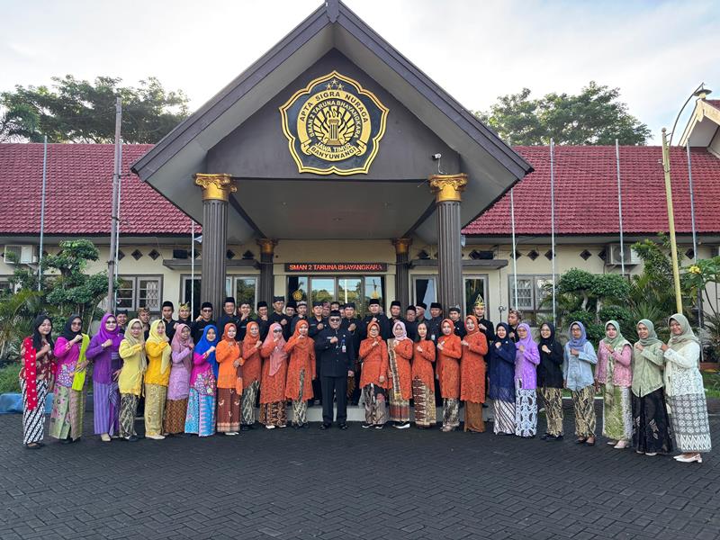 PAKAI BATIK: Kepala Smadatara Genteng H Mujib bersama dewan guru setelah upacara bendera peringatan Hari Kartini Senin (21/4).