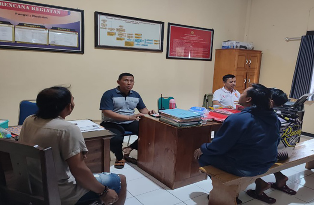 KLARIFIKASI: Jamaluddin, 29, (tiga dari kiri)  warga Kampung Laok Bindung, Desa Landangan, Kecamatan Kapongan, memberi pernyataan di kantor Polsek Kapongan, Selasa (22/4).
