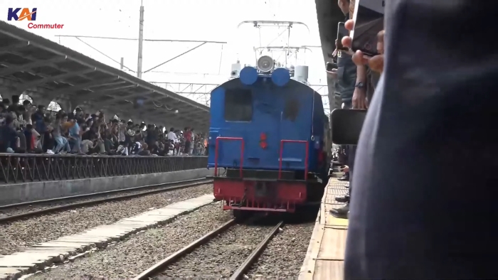 ESS 3200, lokomotif listrik legendaris dari era kolonial, kembali hadir di parade 100 tahun KRL Jabodetabek sebagai simbol sejarah perkeretaapian.