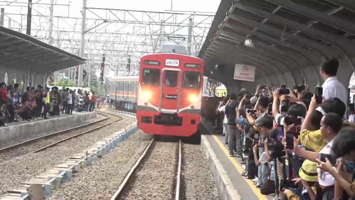 KAI Commuter hadirkan kembali livery ikonik JALITA dalam parade 100 Tahun KRL Jabodetabek sebagai simbol sejarah dan nostalgia transportasi.
