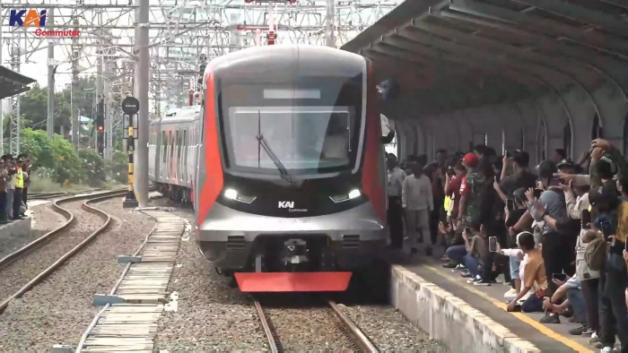 KRL SFC120-V produksi CRRC Tiongkok tampil perdana di parade 100 tahun KRL, simbol masa depan transportasi urban Indonesia.