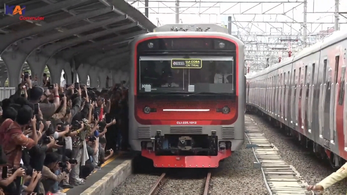 KRL buatan INKA tampil perdana dalam parade 100 tahun KRL Jabodetabek, simbol kemajuan industri kereta api nasional.