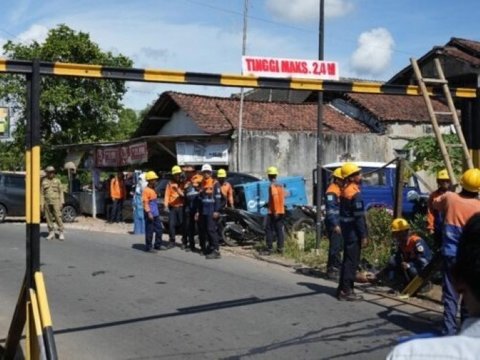 KAI Daop 9 pasang portal di perlintasan JPL 162 Jember demi cegah kecelakaan, batasi kendaraan tinggi demi keselamatan semua pihak.