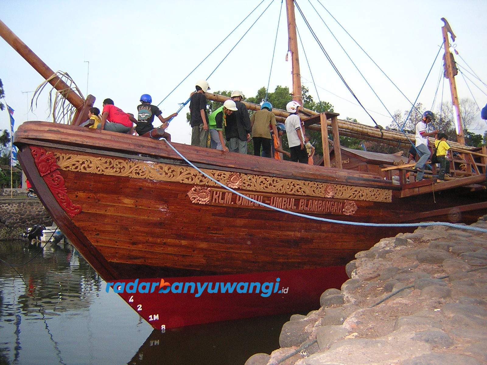 SIAP LUNCUR: Kapal Layar Motor Umbul Umbul Blambangan siap diluncurkan ke laut dari galangan Pantai Boom