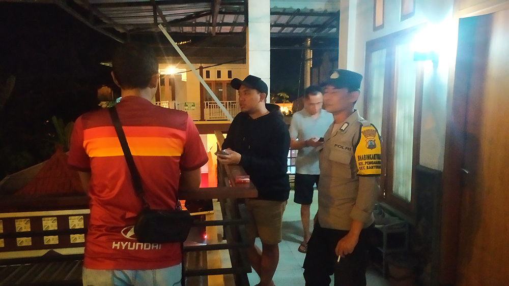 Petugas medis dan Polsek Banyuwangi mengevakuasi jenazah A&rsquo;K Rofi Achmad Hakim yang ditemukan meninggal di kamar kos di Jalan Kepiting, Kelurahan Tukangkayu, Senin malam (21/4).