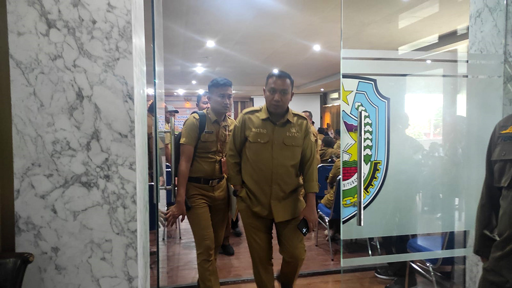 Bupati Situbondo Mas Rio usai mengisi acara pertemuan Kepala Desa se-Situbondo.