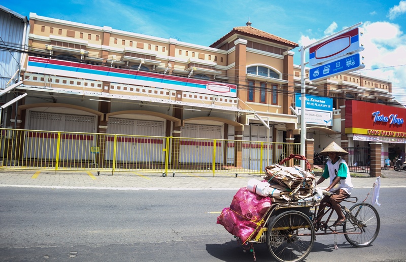 TUTUP: Minimarket dengan cat mirip Indomaret di Desa Genteng Wetan, Kecamatan Genteng dan di Desa Setail, Kecamatan Genteng mulai tutup Selasa (22/4).