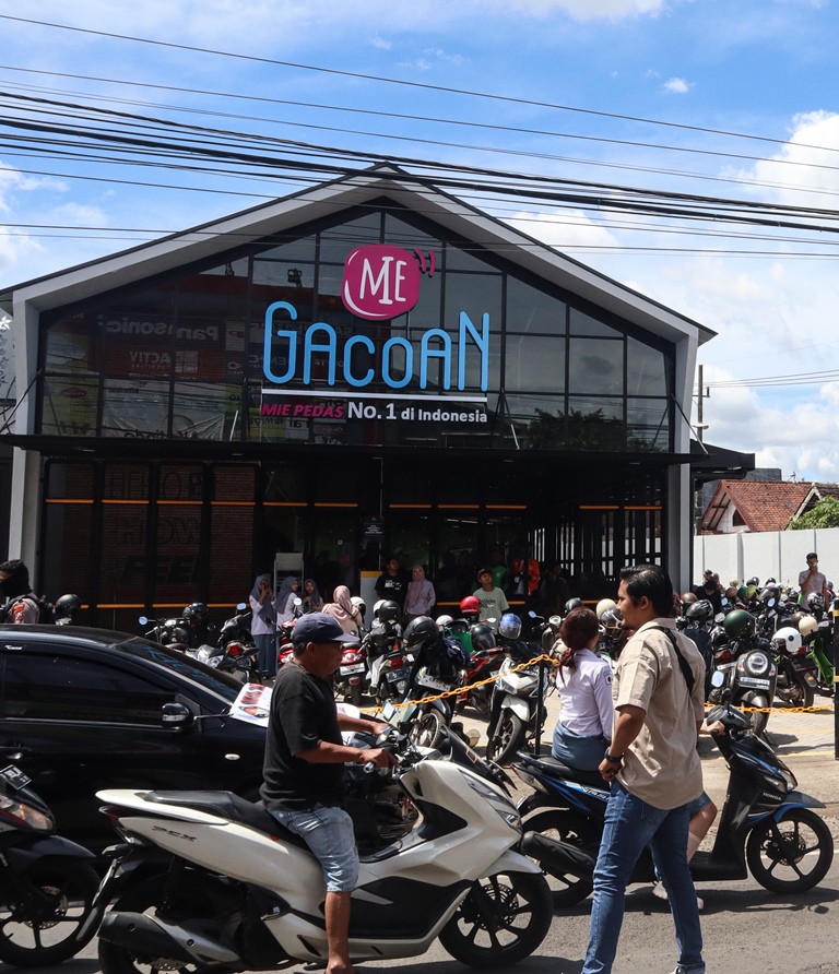 TARGET DEMO: Gerai Mie Gacoan di Desa Genteng Kulon, Kecamatan Genteng jadi sasaran unjuk rasa, Senin (21/4).