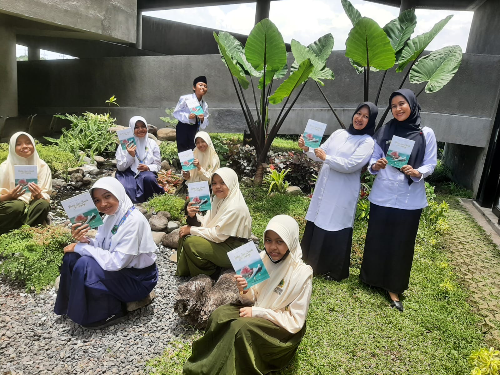 PUISI : Suatu karya yang sangat indah dan dibentukkan dengan tulisan ataupun ucapan