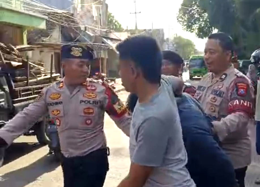 TAK BERKUTIK: Abdul Gafur, 50, warga Wonorejo, Kecamatan Muncar, Banyuwangi, diamankan di Mapolres Situbondo, Rabu (23/4).
