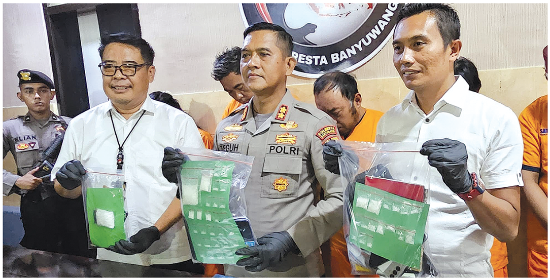 BEBER BUKTI: Wakapolresta AKBP Teguh Priyo Wasono didampingi Kasat Reskoba AKP Nanang Sugiyono menunjukkan barang bukti 1 ons lebih sabu-sabu yang disita dari tujuh tersangka.