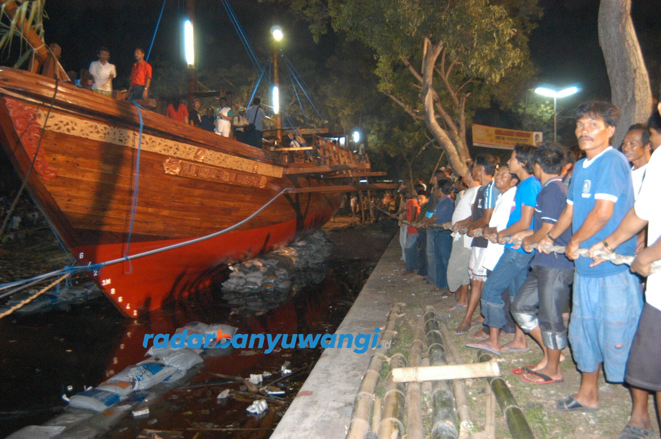 SIAP DILARUNG: Kapal Umbul Umbul Blambangan siap turun ke laut selesai selamatan