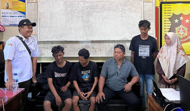 DIBINA: Dua Remaja KA dan LR asal Dusun Tegalsari Lor, Desa Purwosari, Kecamatan Tegaldlimo dipulangkan setelah mendapat pembinaan dari anggota Polsek Cluring Rabu (23/4).