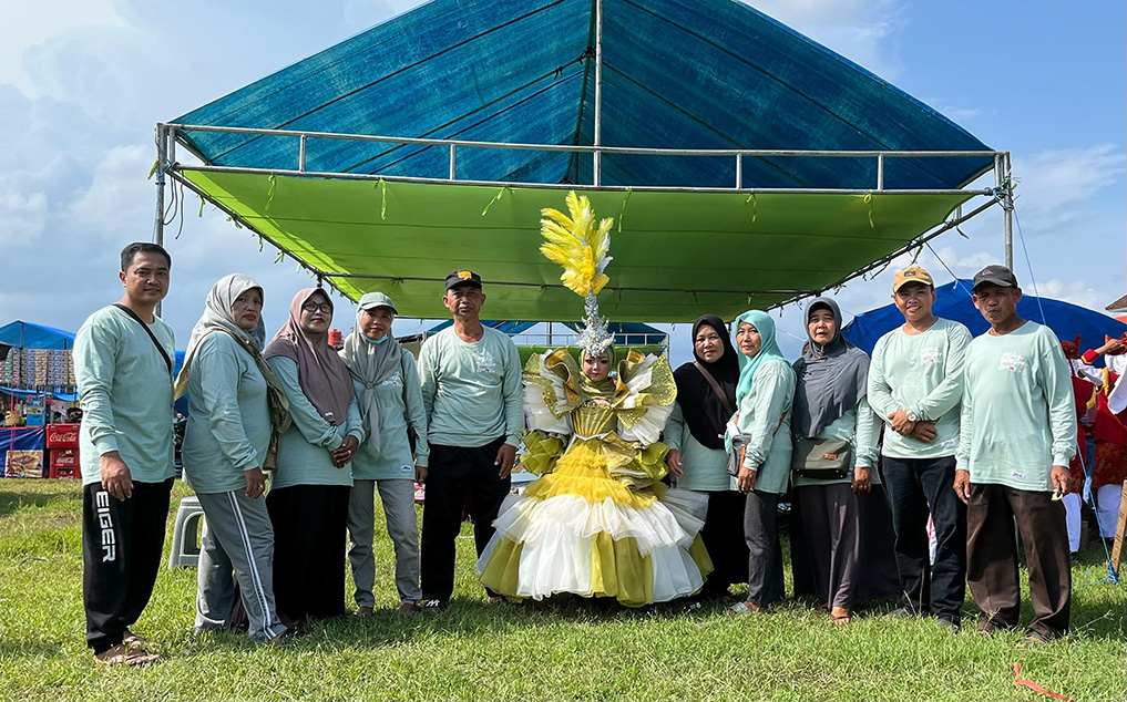 MASKOT: Alneyra Shezia Nalindra (kostum maskot) foto bersama bapak ibu guru MI NU 1 Sidorejo, Purwoharjo usai lomba BOMC 2025.