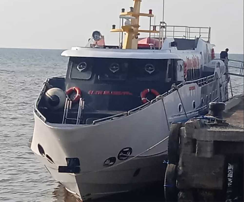 FASILITAS BARU: Satu unit kapal cepat bersandar di Pelabuhan Jangkar Situbondo. (Dok. Radar Situbondo)