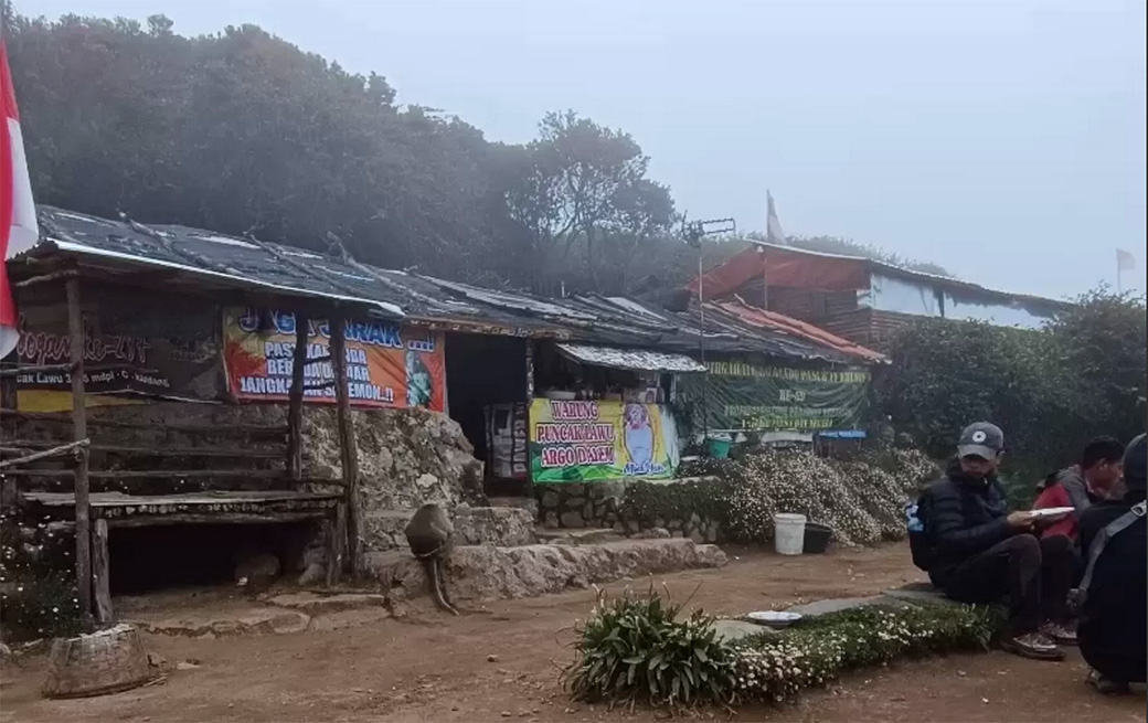 Warung Mbok Yem di Gunung Lawu menjadi warung tertinggi di Indonesia. Kini pemiliknya tinggal kenangan. (Radar Lawu)