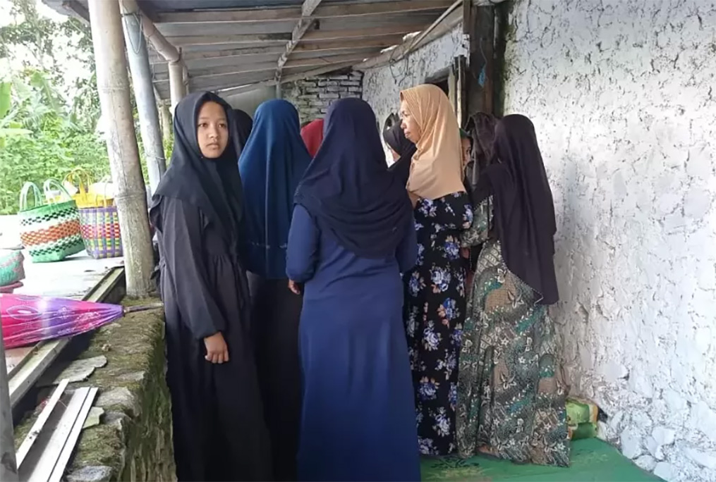 Pelayat mendatangi kediaman Mbok Yem di Desa Gonggang, Poncol, Magetan. (Aji Putra/Radar Madiun)