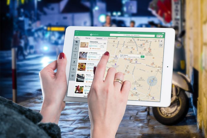 Ketahui cara melacak lokasi ponsel dan orang lain secara legal dan akurat melalui Google Maps, Geofind, dan layanan operator seluler.