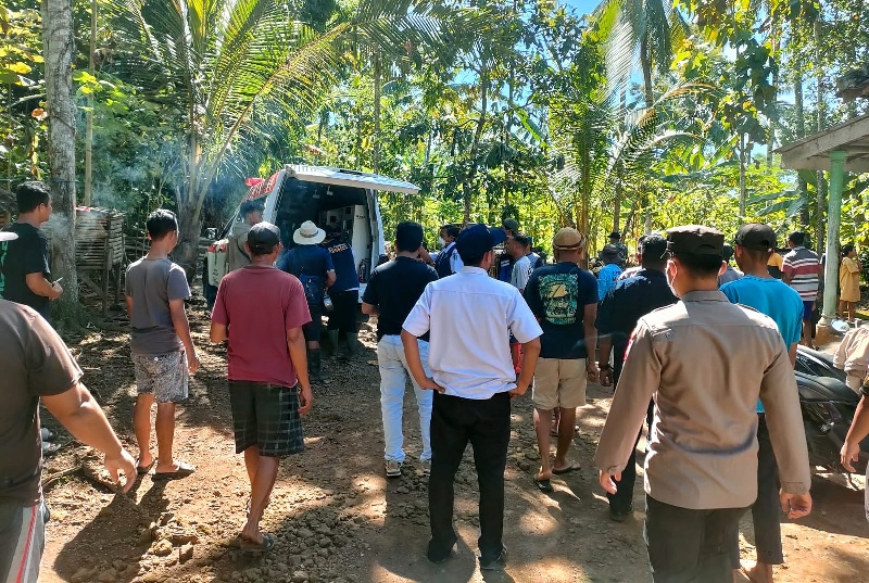 RUMAH DUKA: Jenazah nenek Atim dibawa pulang ke rumahnya di Dusun Wonorejo, Desa Balak, Kecamatan Songgon Rabu (23/4) pagi.
