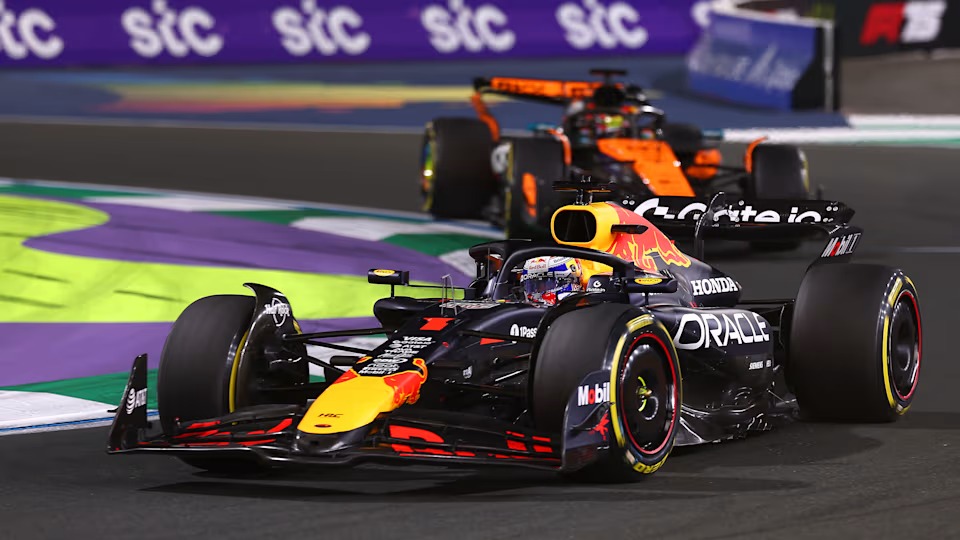 Christian Horner tegaskan Max Verstappen tetap fokus bersama Red Bull meski isu masa depan terus bergulir di F1 musim 2025.