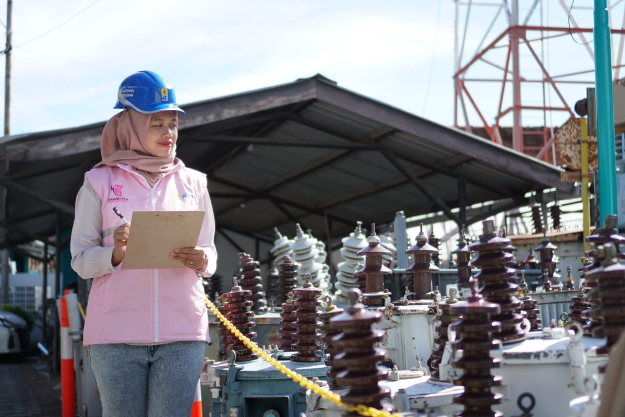 Srikandi PLN menunjukkan dedikasi lewat pelayanan terbaik.