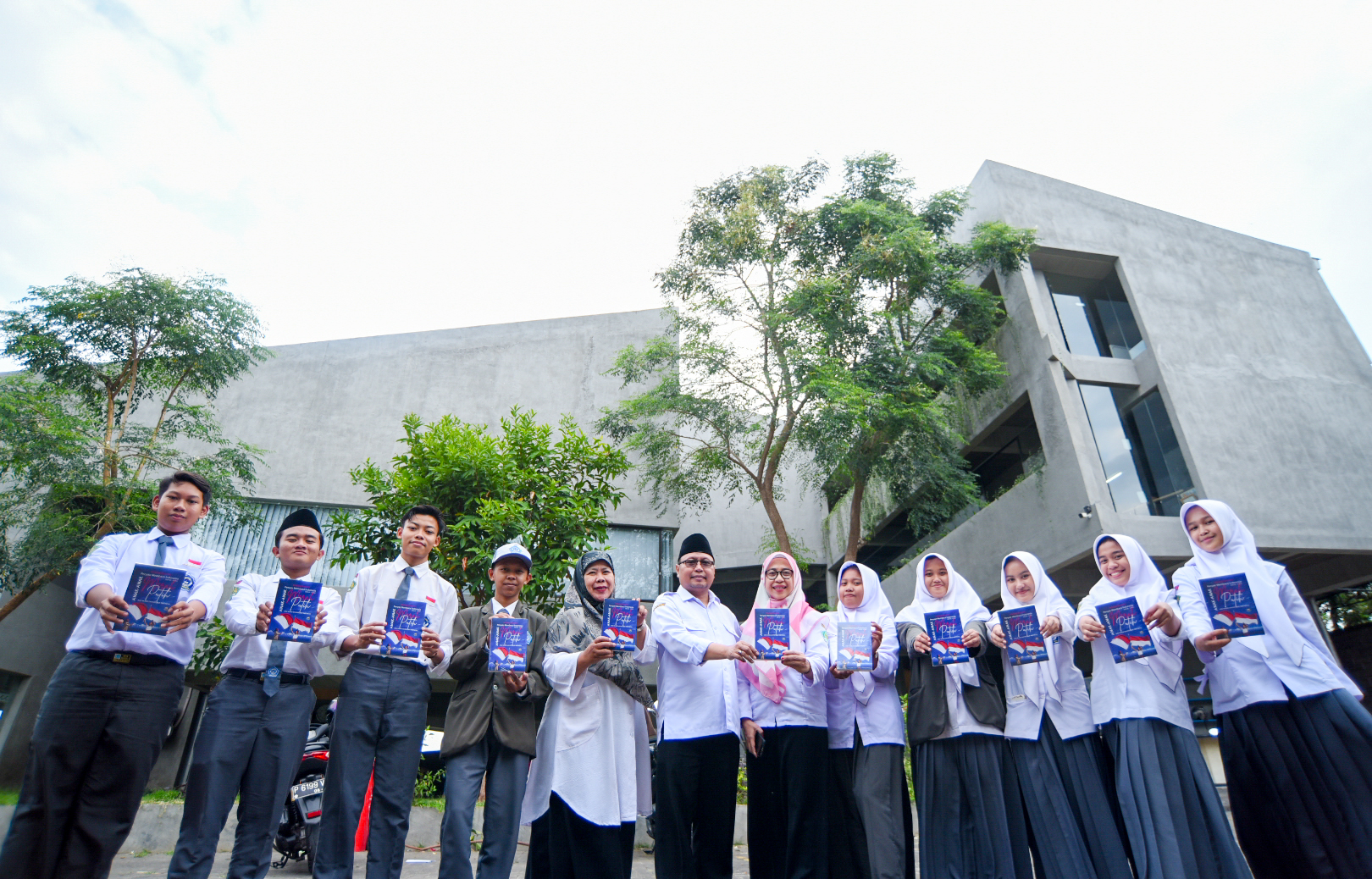 TAHUN LALU : Guru dan siswa yang mengikuti liga puisi sebagai event tahunan Jawa Pos Radar Banyuwangi