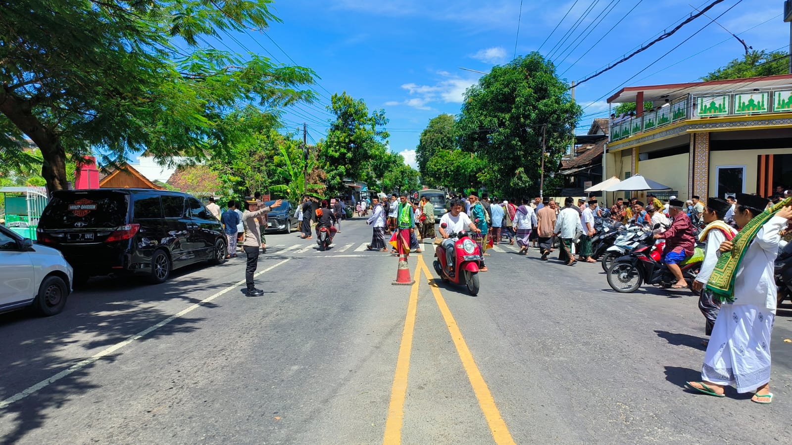 Polresta Banyuwangi menerjunkan personel Polisi Wanita (Polwan) untuk melakukan pengamanan di sejumlah masjid, Jumat (25/4/2025).