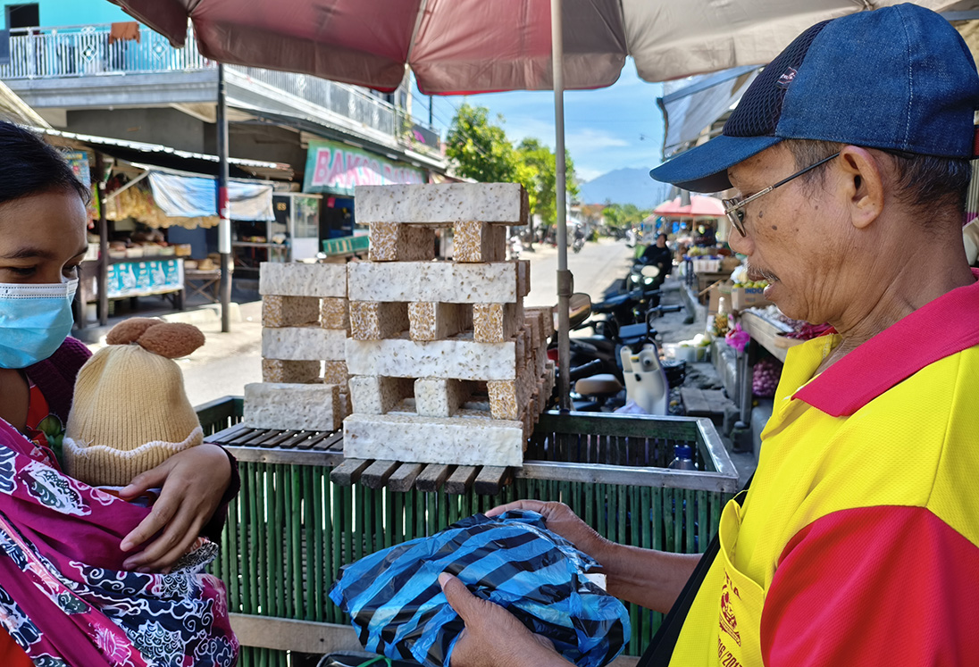 Misnari melakukan efisiensi pengolahan tempe akibat terdampak kenaikan harga kedelai impor.