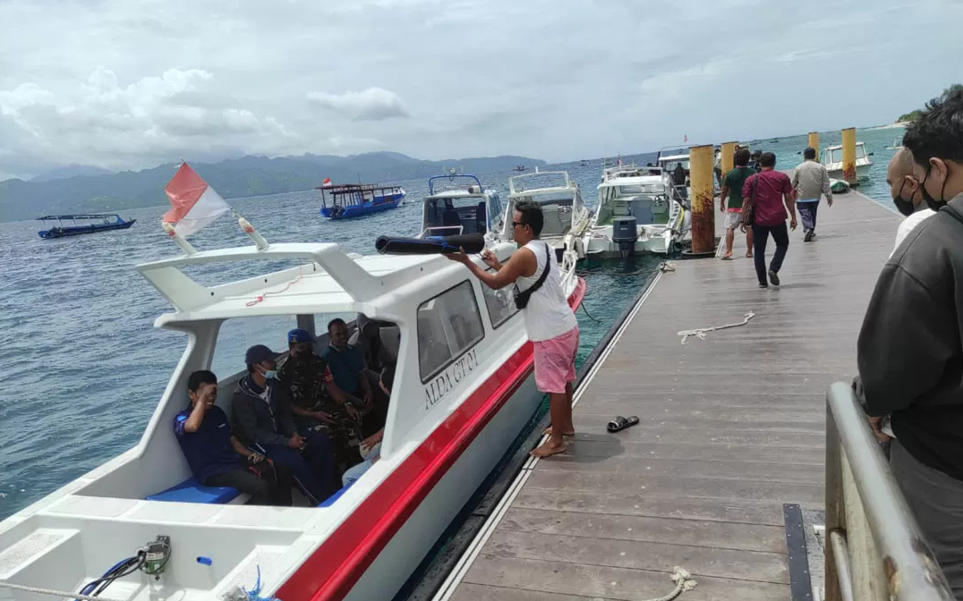 KAPAL SANDAR: Sejumlah public boat di Pelabuhan Gili Trawangan yang hendak menuju Pelabuhan Bangsal, beberapa waktu lalu. (Ferial/Lombok Post)