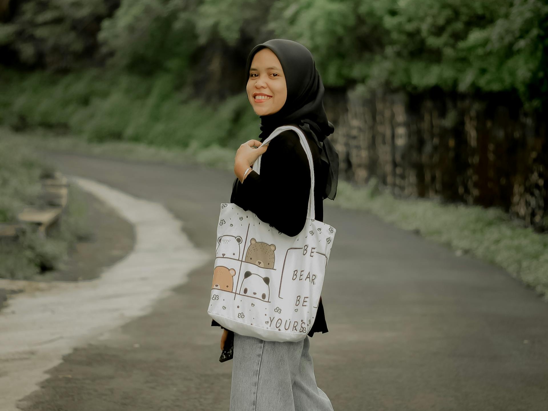 Tote bag menjadi aksesoris esensial bagi mahasiswa.