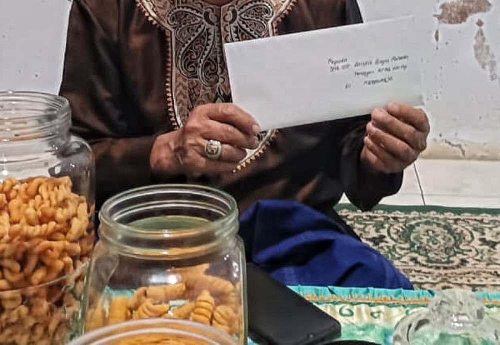 SERAH TERIMA: Surat peringatan kedua dari Pemerintah Desa Kebunrejo, Kecamatan Kalibaru terkait absensi AR diserahkan kepada keluarga Kamis (24/4).