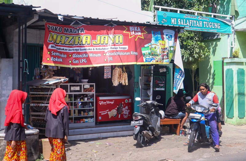 MENJAMUR: Salah satu Warung Madura yang berdekatan dengan MI Salafiyah di Dusun Tugung, Desa/Kecamatan Sempu Kamis (24/4).
